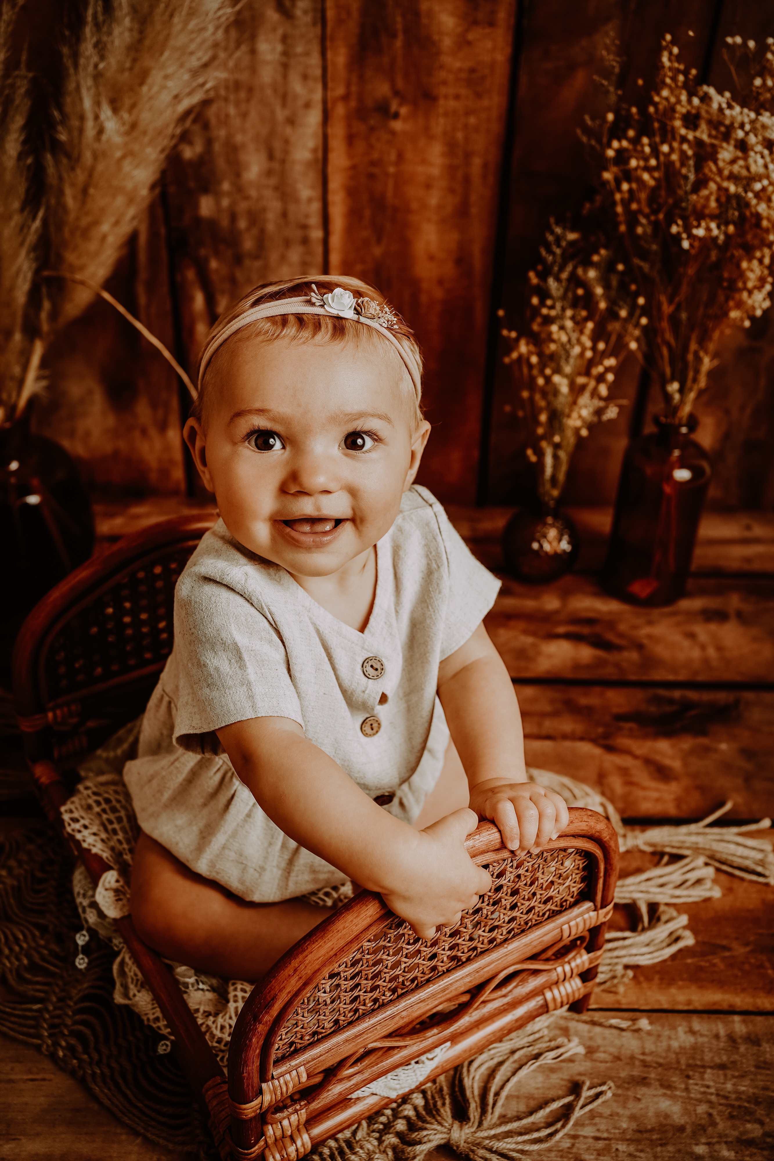 Portrait naturel d’un bébé assis, réalisé dans mon home studio de Spechbach.