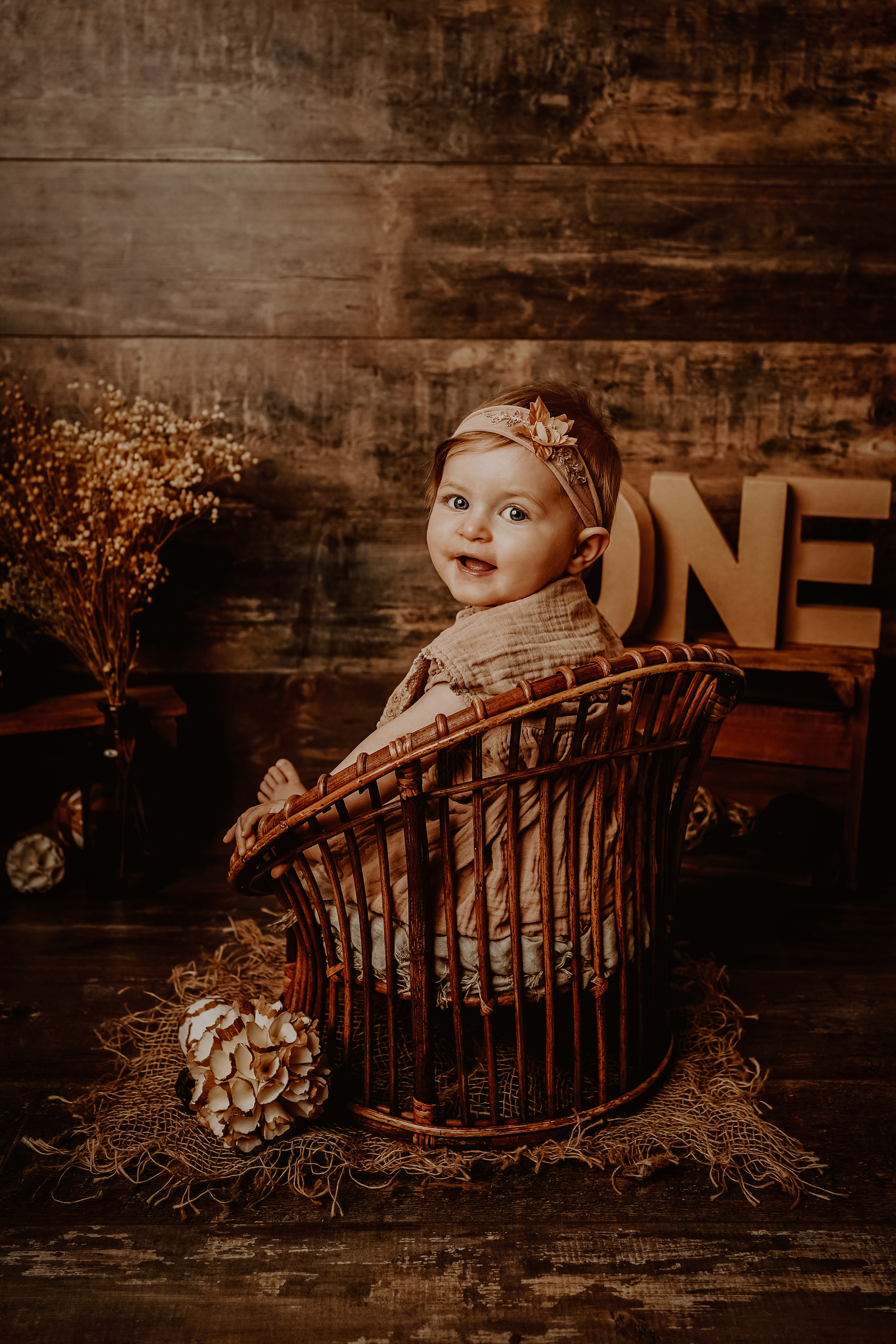 Images naturelles de bébé assis dans un décor sobre et chaleureux