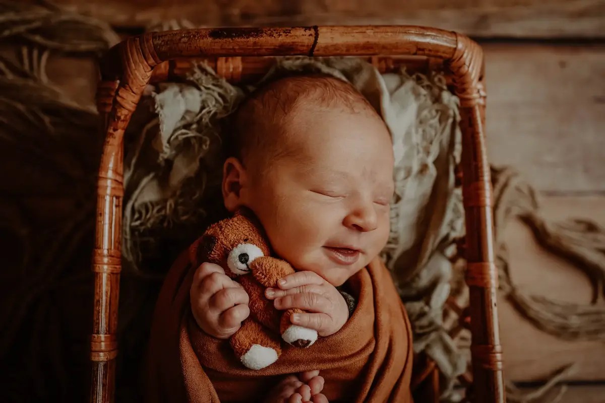 Bébé endormi emmailloté – séance naissance Altkirch